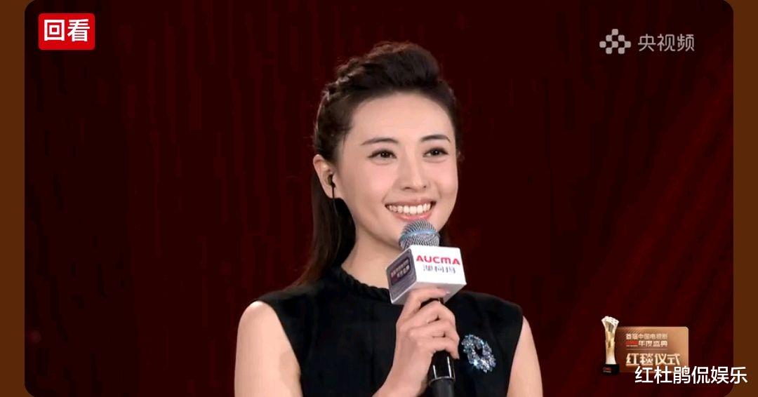 张舒越冯硕主持总台首届电视剧年度盛典红毯，准备不足且多次嘴飘