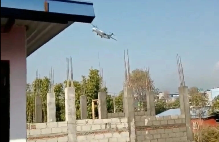 尼泊尔雪人航空一架载有72人的ATR-72客机坠毁 失事前最后画面可见在空中诡异侧翻90度