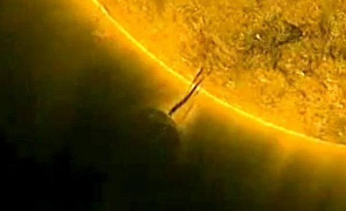 太阳轨道器拍到奇怪事件：巨型X状UFO溅起巨大火舌，地球差点遭殃