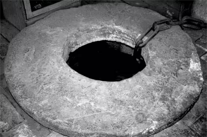有一口深不见底的井 各种灵异事件 锁龙井