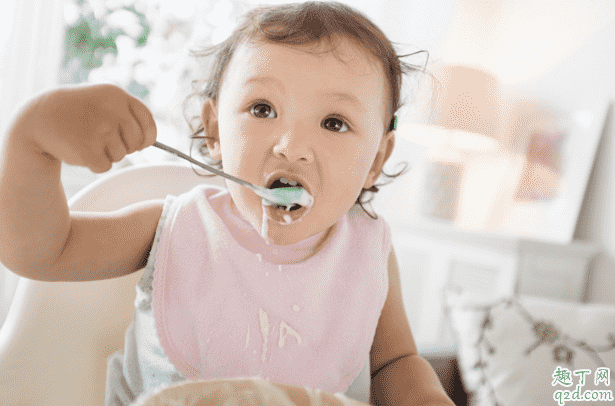 小孩几个月可以训练独立吃饭 如何训练小孩独立吃饭1