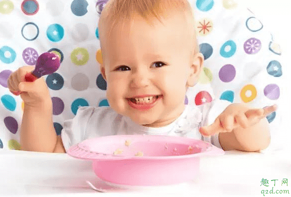小孩几个月可以训练独立吃饭 如何训练小孩独立吃饭3