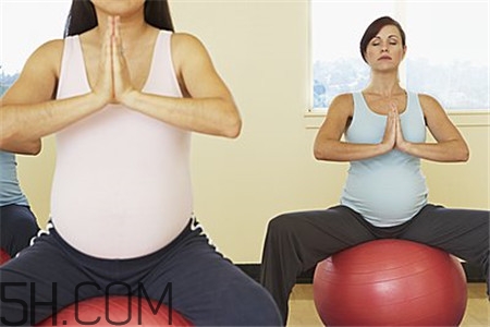 孕妇练瑜伽球吗？怀孕后练瑜伽球有什么好处？