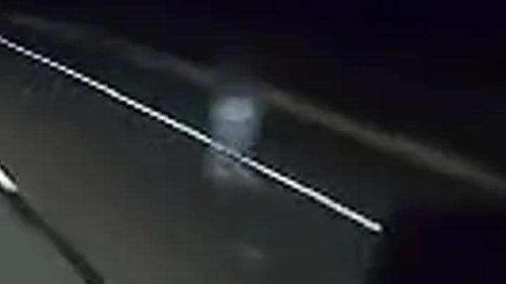 美国卡车司机凌晨独自驾驶在亚利桑那州公路上 行车记录仪记录到令人毛骨悚然的幽灵