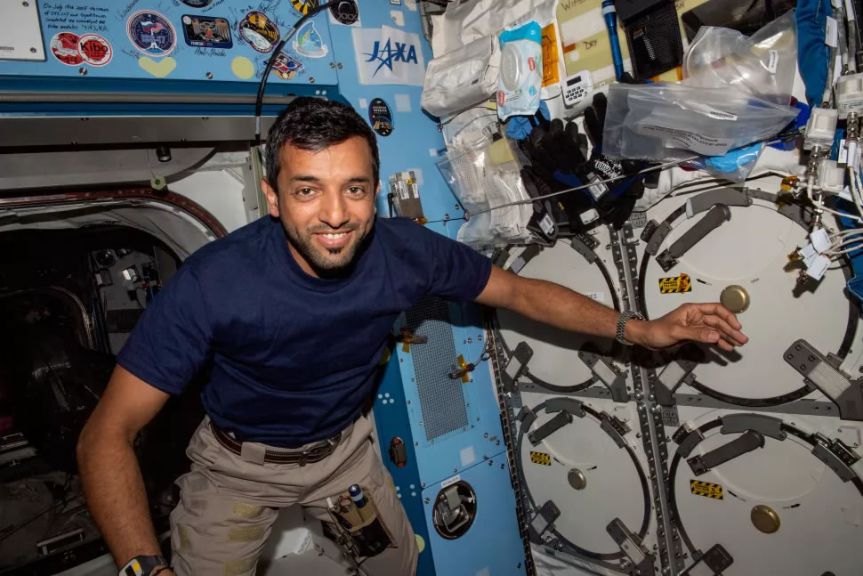 首位进入宇宙的阿联酋宇航员在轨道上庆祝斋月的开始
