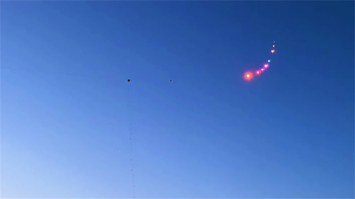 浙江上空出现7个UFO 排成直线 LED风筝