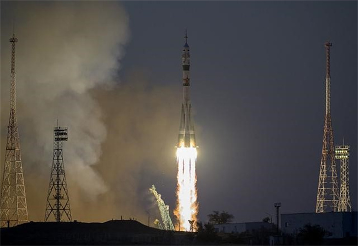 新疆夜空 飞过巨型发光不明飞行物体（俄罗斯火箭）