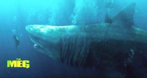 巨齿鲨吃霸王龙，巨型触手怪兽，《巨齿鲨2》预告片段爆料