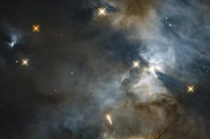 恒星HBC 672的投影：哈勃望远镜拍摄到Serpens星云中“蝙蝠拍打翅膀”的惊人景象