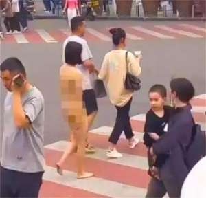 【裸奔报复】因为感情问题女子在广场上裸奔 居然是为了报复男友