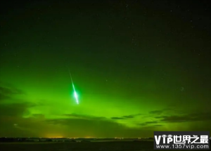 散发出绿色光芒的火球出现在新西兰的上空（火流星）