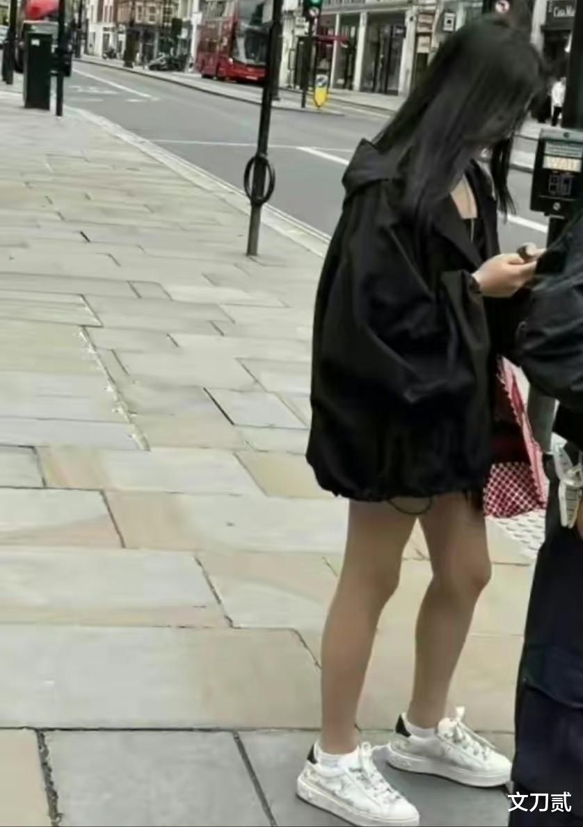 李湘女儿逛街被偶遇，一身名牌长腿吸睛，曾因“炫富”引争议