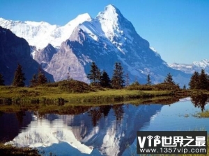 世界上最高的山峰：珠穆朗玛峰(海拔8844.43米)