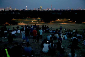 伦敦市民到摄政公园附近，欣赏罕有的天文奇景。