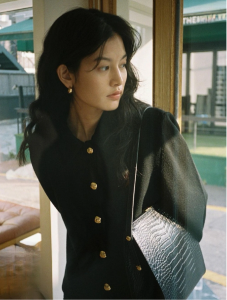 这个30岁日本女人真会打扮，不施浓妆、不整脸蛋，优雅时尚好惊艳