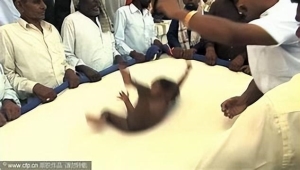 从屋顶扔婴儿为婴儿祈福？盘点印度那些奇怪的习俗