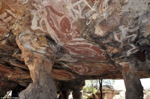 印万年前洞穴发现外星人和UFO壁画 史前壁画至今难解
