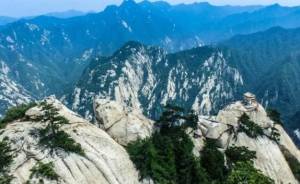 华山的文化特色和自然风景是什么？华山山底到山顶多少米