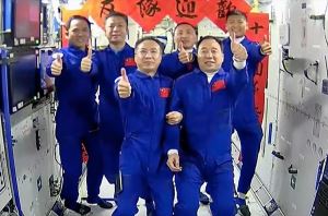 中国神舟15号太空舱安全着陆，3名宇航员在天宫站数月后回家