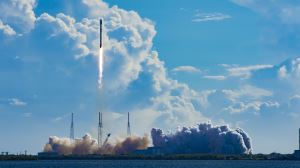SpaceX发射22颗Starlink“V2迷你”卫星进入轨道，火箭在海上着陆