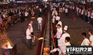 世界上最长的烧烤摊 出现在菲律宾长8千米(8000人参加)