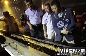 世界上最长的肉串 108位中国烧烤师做出194.5米(来自哈尔滨)