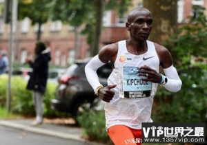 世界上最快跑完30公里的男子 1小时27分13秒(比较优秀)