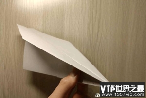 世界上飞得最远的纸飞机 成功的飞出77.134米(三人组制作)
