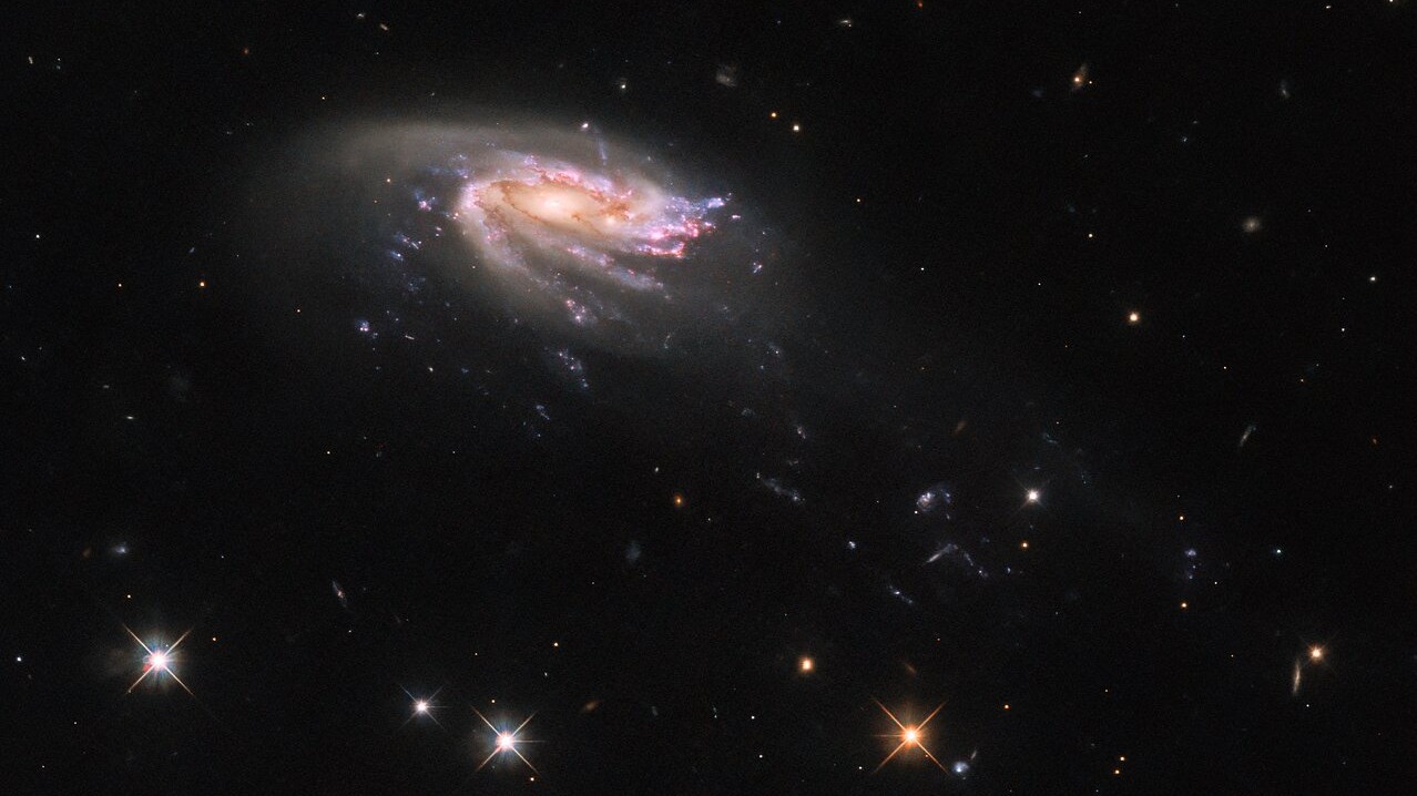 哈勃太空望远镜拍摄位于水瓶座的水母星系JO206