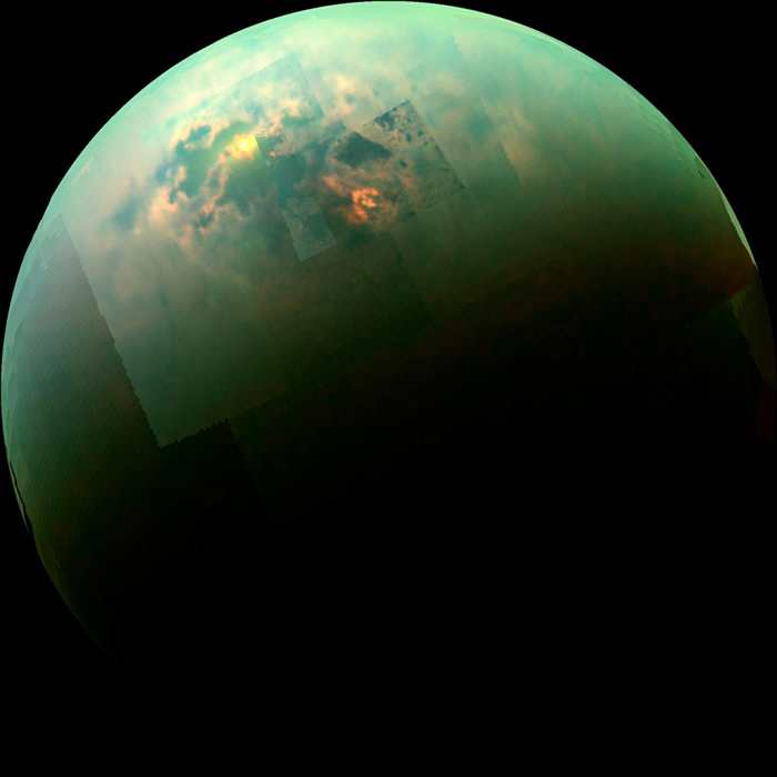 我们可以从美国航天总署（NASA）卡西尼号（Cassini）宇宙飞船传回的这张近红外波段彩色拼接影像中，看到泰坦的北极海域闪烁着阳光。 根据目前地球上正在进行的