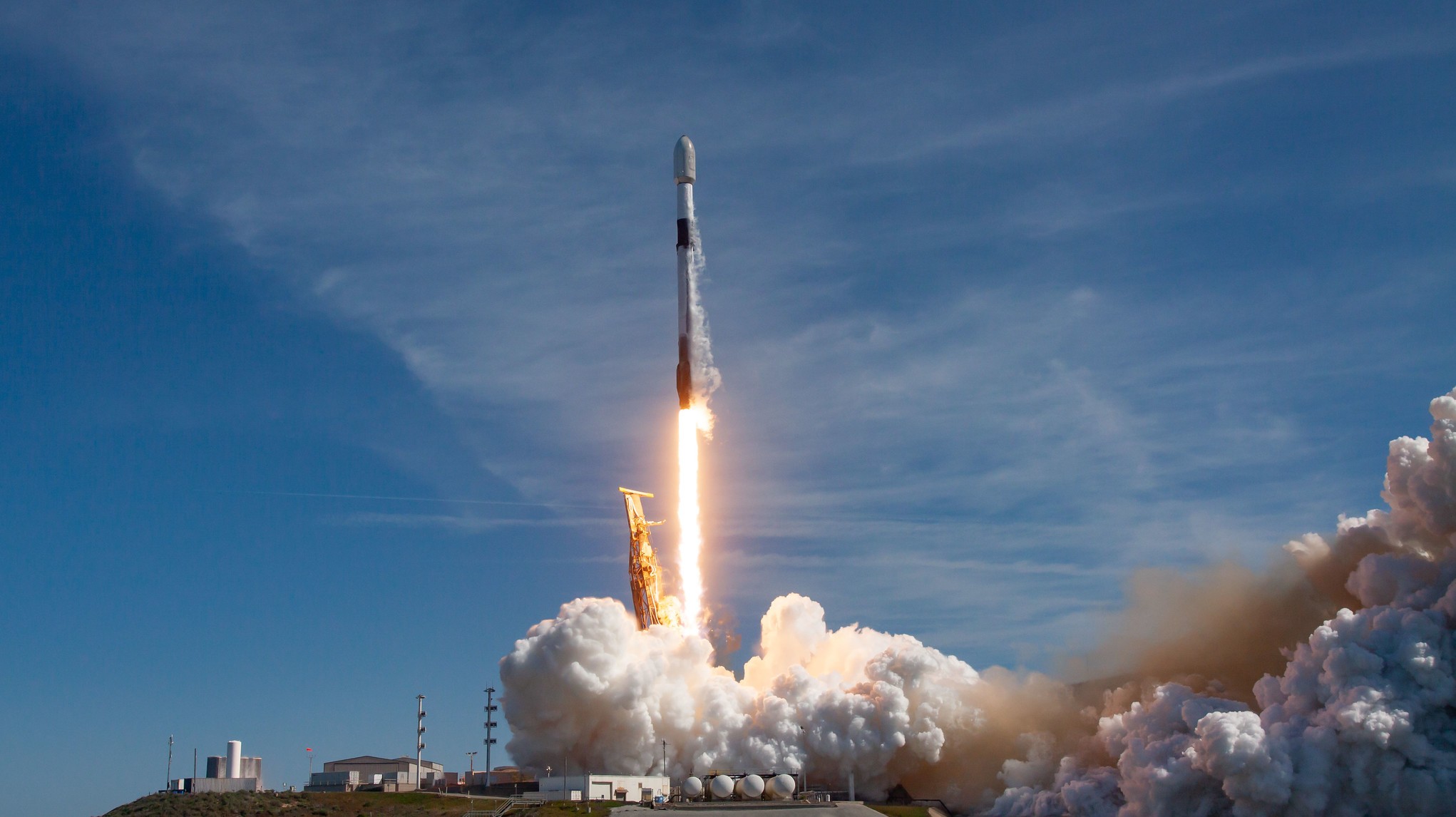 SpaceX为印度尼西亚发射SATRIA-1通信卫星，火箭在海上着陆