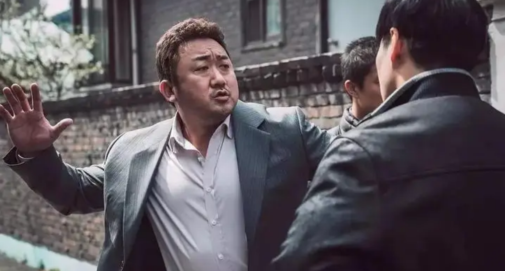 首映韩国票房第一，马东锡打败变形金刚，怪物警官重出江湖