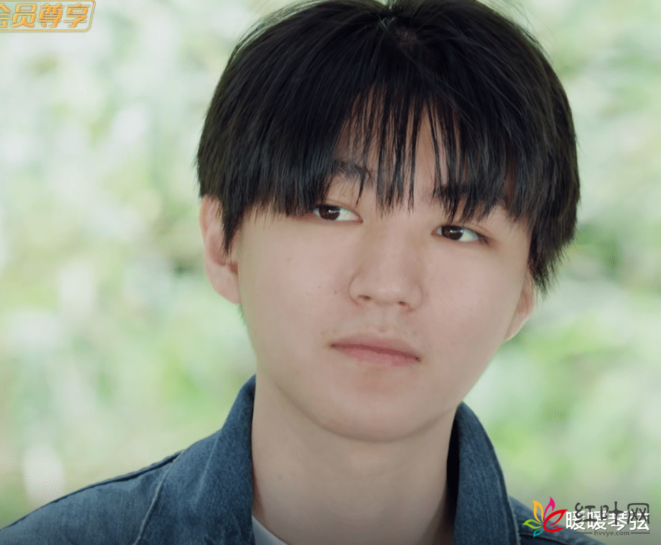 24岁王俊凯首次在节目中喝酒，双下巴变胖了，感叹：面对镜头紧张