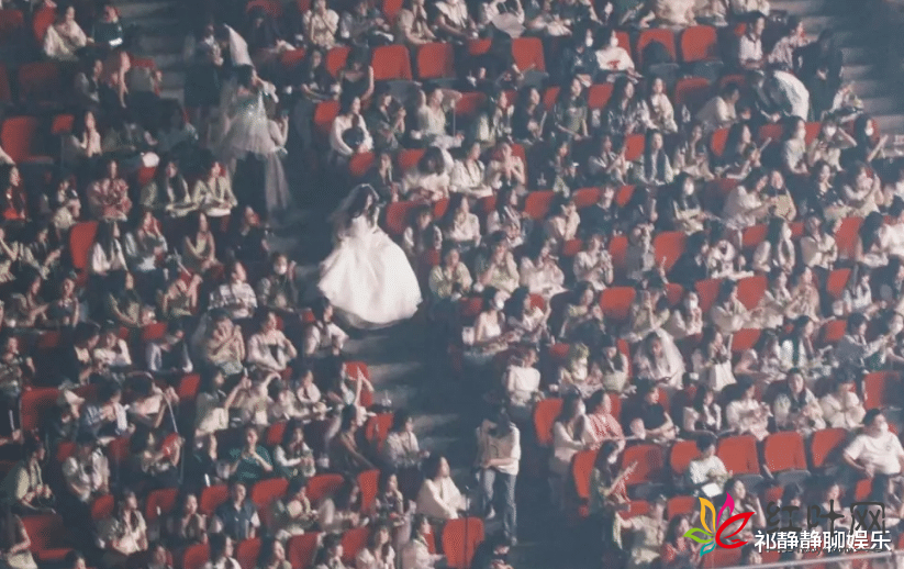 王源演唱会秒变大型婚礼现场，众多女粉身穿婚纱现身演出现场