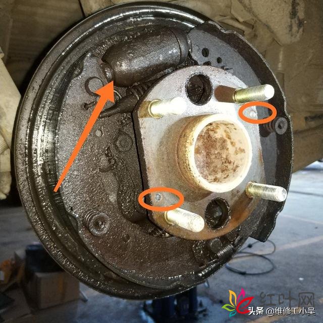 车辆刹车油壶位置（刹车不灵的汽车被开到修理厂）(8)